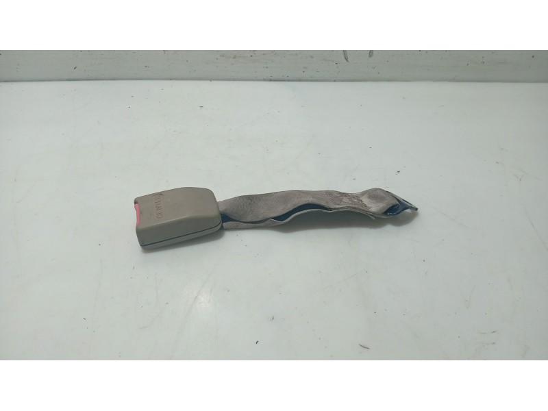 Recambio de anclaje cinturon trasero central para hyundai xg 3.0 xg referencia OEM IAM 8983039610ZQ  