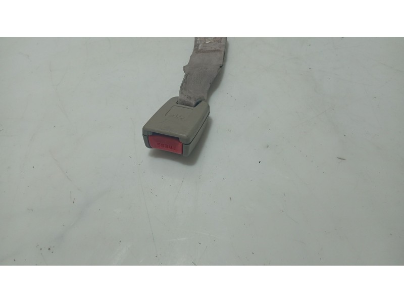 Recambio de anclaje cinturon trasero central para hyundai xg 3.0 xg referencia OEM IAM 8983039610ZQ  