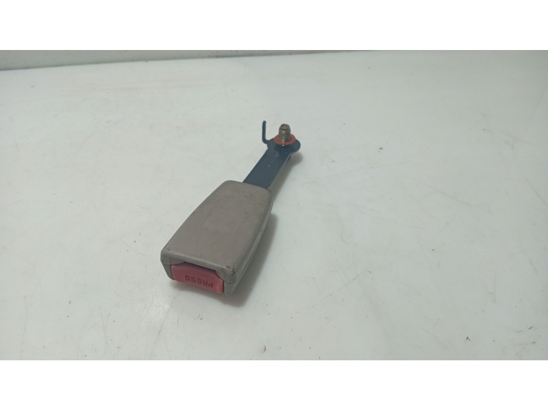 Recambio de anclaje cinturon delantero izquierdo para hyundai xg 3.0 xg referencia OEM IAM 888303D000  