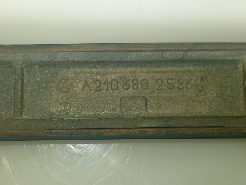 Recambio de moldura para mercedes-benz clase e (w210) berlina diesel referencia OEM IAM A2106802586  