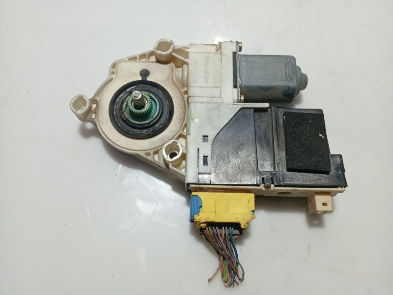 Recambio de motor elevalunas delantero izquierdo para citroën c4 berlina referencia OEM IAM 996385102  FC32D165
