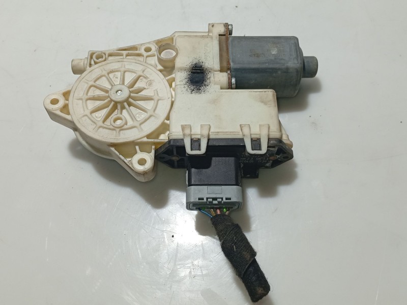 Recambio de motor elevalunas trasero izquierdo para citroën c4 berlina referencia OEM IAM 993685101  0130822238