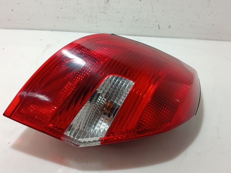 Recambio de piloto trasero izquierdo para skoda fabia ii (542) 1.4 tdi referencia OEM IAM 5J6945111  