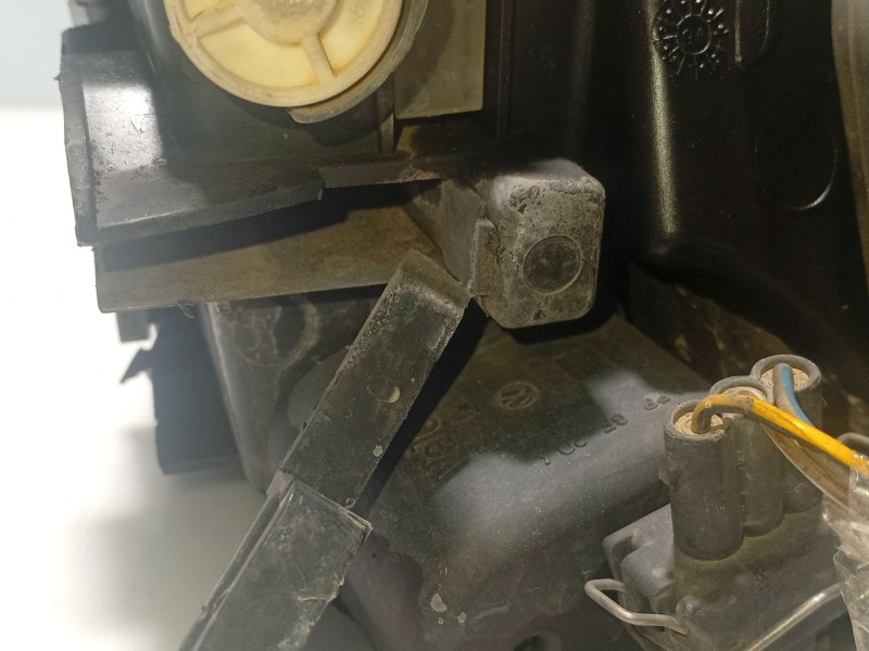 Recambio de faro izquierdo para audi a4 b5 (8d2) 1.8 referencia OEM IAM 8D0941029  