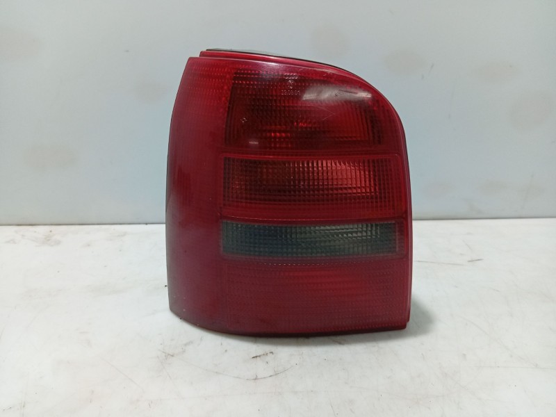 Recambio de piloto trasero derecho para audi a4 berlina (b5) referencia OEM IAM   