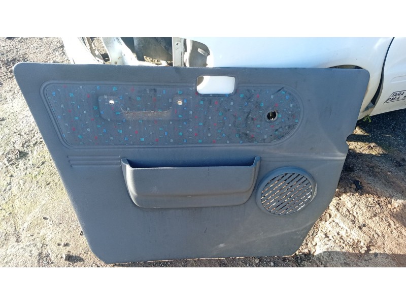 Recambio de guarnecido puerta delantera izquierda para nissan serena (c23) 2.3 d referencia OEM IAM   