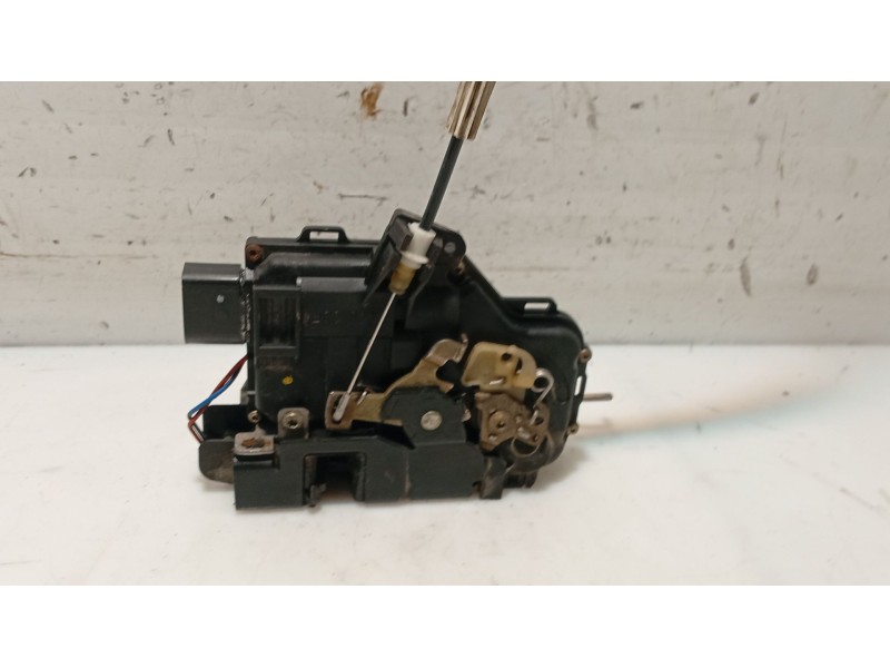 Recambio de cerradura puerta delantera derecha para audi allroad quattro (4b5) referencia OEM IAM 0  
