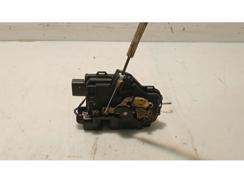 Recambio de cerradura puerta delantera derecha para audi allroad quattro (4b5) referencia OEM IAM 0  