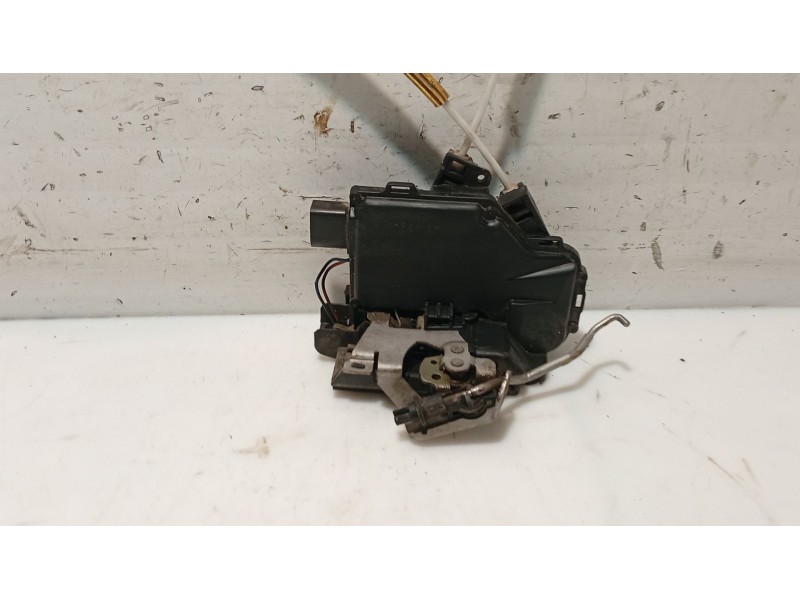 Recambio de cerradura puerta trasera izquierda para audi allroad quattro (4b5) referencia OEM IAM 0  
