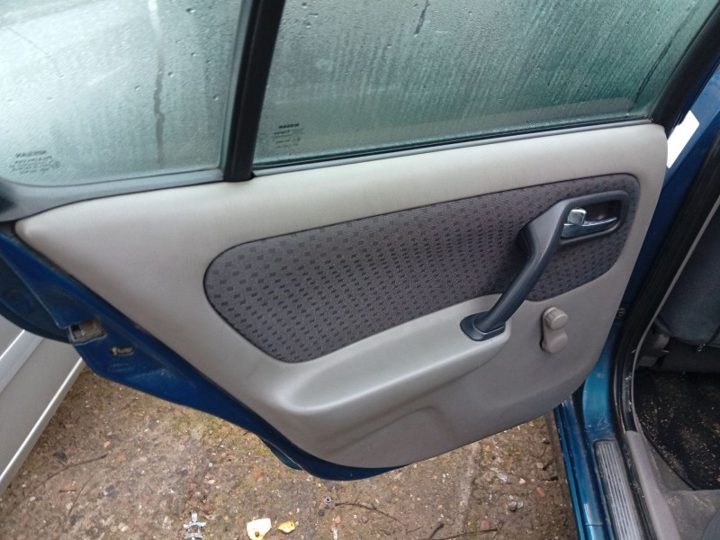 nissan primera hatchback (p11) del año 2002