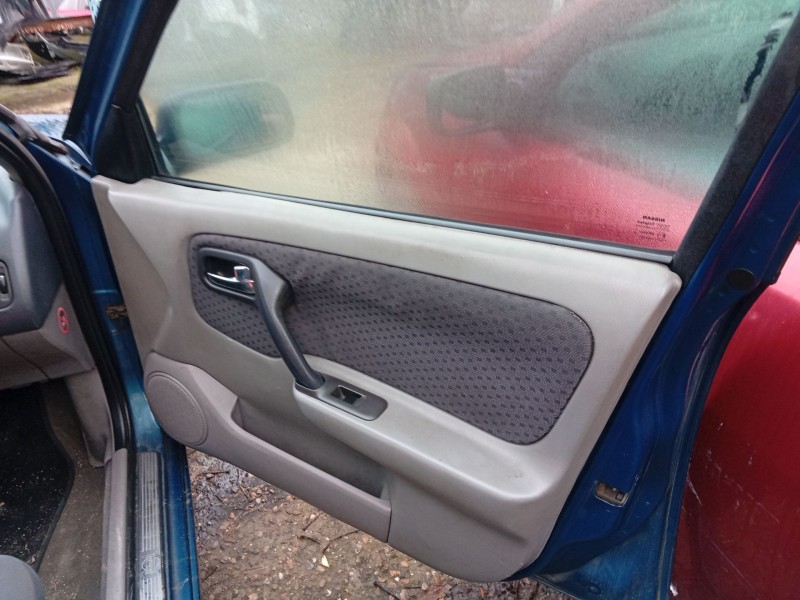 nissan primera hatchback (p11) del año 2002