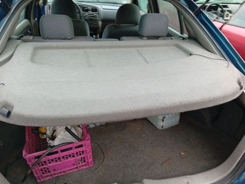 nissan primera hatchback (p11) del año 2002