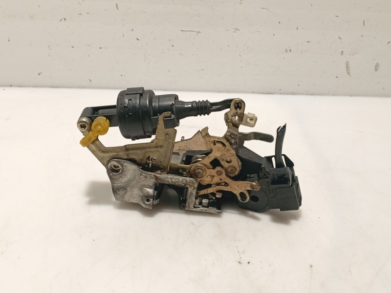 Recambio de cerradura puerta delantera derecha para mercedes-benz clase c (w202) c 220 (202.022) referencia OEM IAM A2027204435 