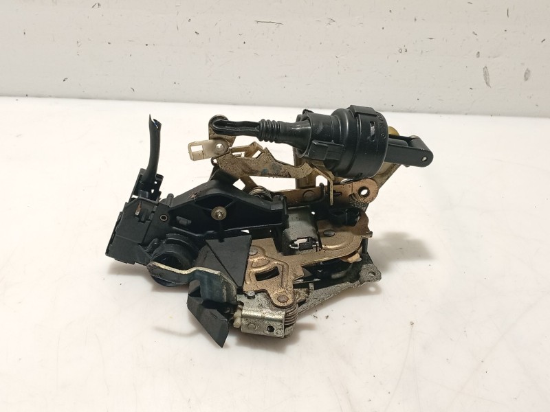 Recambio de cerradura puerta delantera derecha para mercedes-benz clase c (w202) c 220 (202.022) referencia OEM IAM A2027204435 