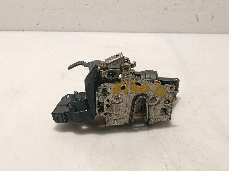 Recambio de cerradura puerta delantera derecha para mercedes-benz clase c (w202) c 220 (202.022) referencia OEM IAM A2027204435 