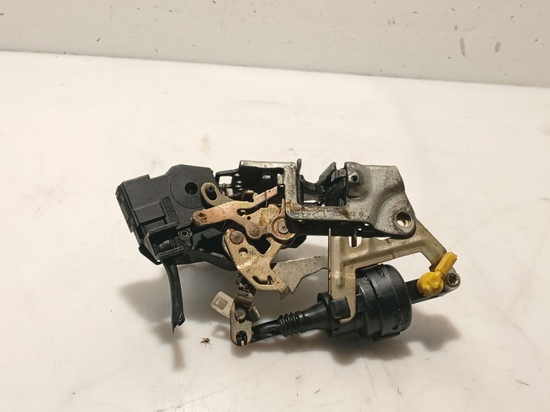 Recambio de cerradura puerta delantera derecha para mercedes-benz clase c (w202) c 220 (202.022) referencia OEM IAM A2027204435 