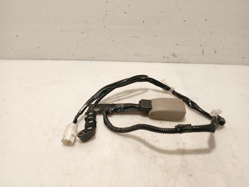 Recambio de anclaje cinturon delantero izquierdo para toyota rav 4 iii (_a3_) 2.2 d 4wd (ala30_) referencia OEM IAM 7323042120E0