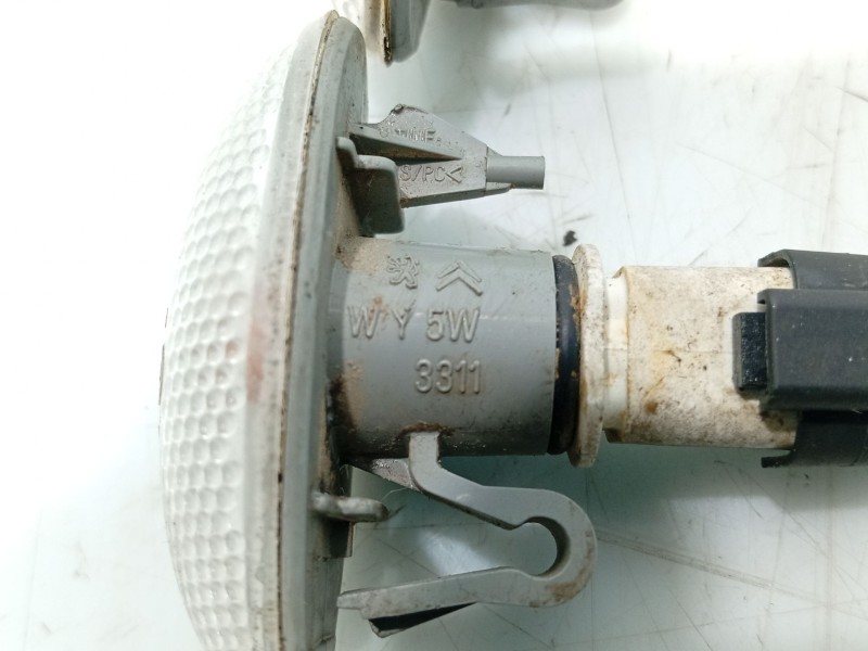 Recambio de piloto lateral izquierdo para peugeot 307 (3a/c) 1.4 16v referencia OEM IAM   