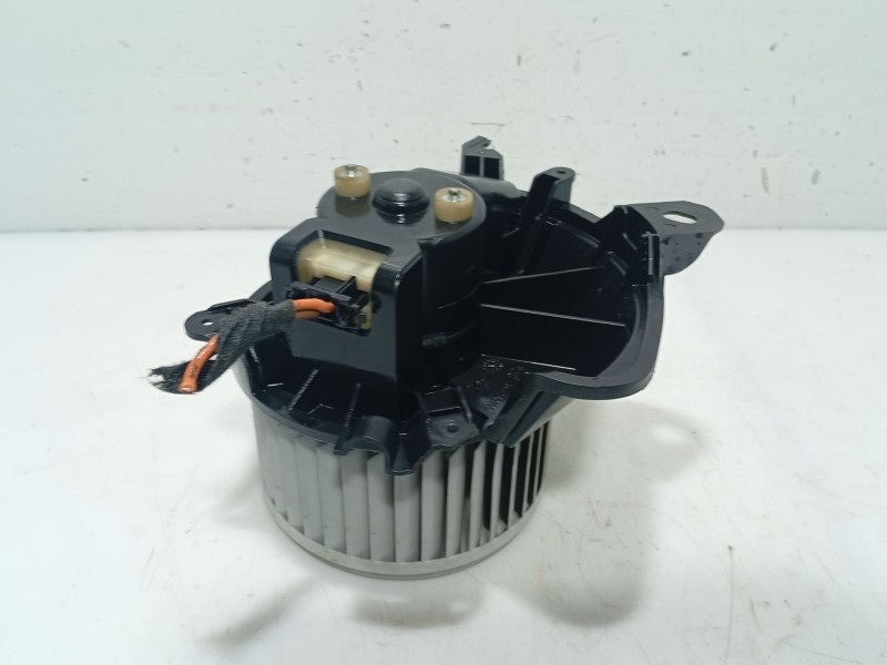 Recambio de ventilador calefaccion para opel corsa d (s07) 1.2 (l08, l68) referencia OEM IAM 13335075  