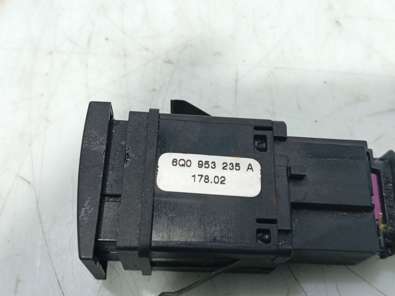 Recambio de warning para volkswagen polo iv (9n_, 9a_) 1.9 sdi referencia OEM IAM 6Q095323501C  