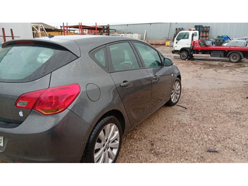 opel astra j (p10) del año 2010