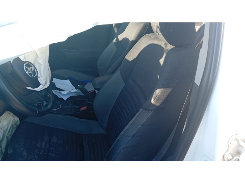 toyota auris (_e18_) del año 2017