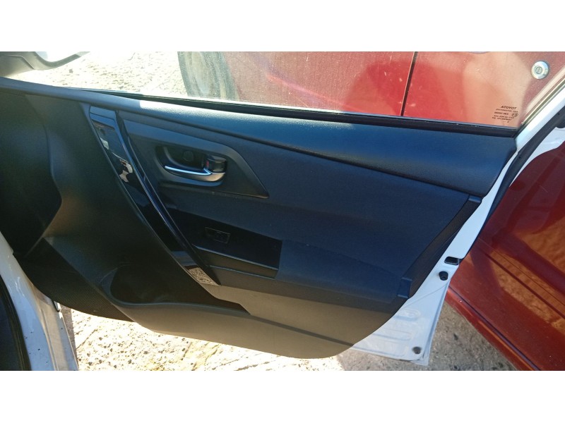 toyota auris (_e18_) del año 2017