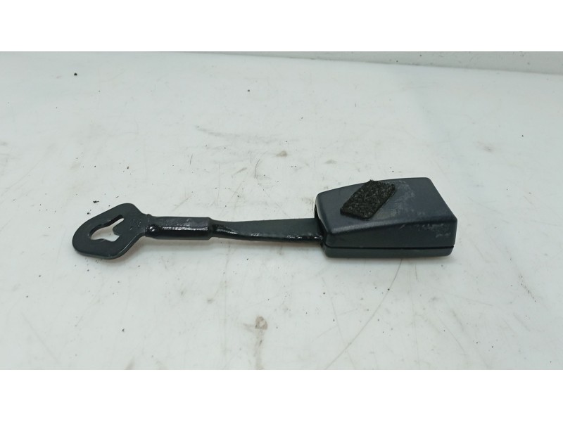 Recambio de anclaje cinturon delantero izquierdo para audi a4 b6 (8e2) 1.9 tdi referencia OEM IAM   