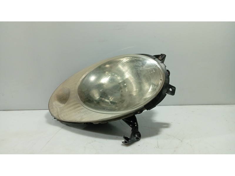 Recambio de faro derecho para nissan micra iii (k12) 1.2 16v referencia OEM IAM 26010AX700  