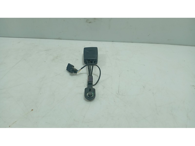 Recambio de anclaje cinturon trasero izquierdo para opel astra j (p10) 1.6 (68) referencia OEM IAM   