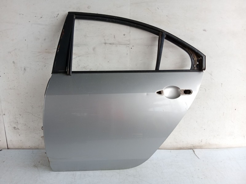 Recambio de puerta trasera izquierda para nissan primera hatchback (p12) 1.6 referencia OEM IAM   