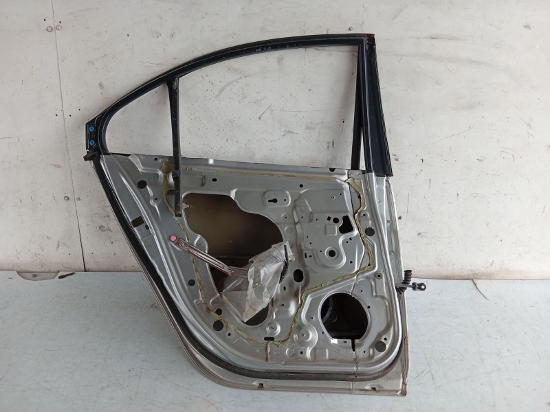 Recambio de puerta trasera izquierda para nissan primera hatchback (p12) 1.6 referencia OEM IAM   
