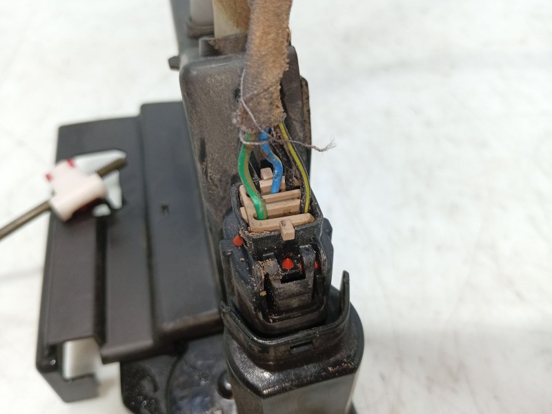 Recambio de cerradura puerta trasera izquierda para ssangyong rodius i 2.7 xdi referencia OEM IAM 7131021004  