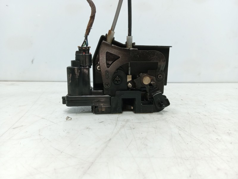 Recambio de cerradura puerta trasera izquierda para ssangyong rodius i 2.7 xdi referencia OEM IAM 7131021004  