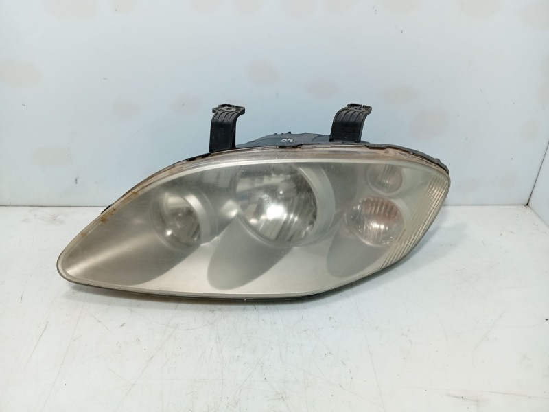 Recambio de faro izquierdo para ssangyong rodius i 2.7 xdi referencia OEM IAM 8310121201  