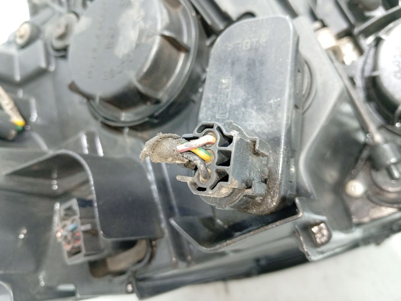 Recambio de faro izquierdo para ssangyong rodius i 2.7 xdi referencia OEM IAM 8310121201  