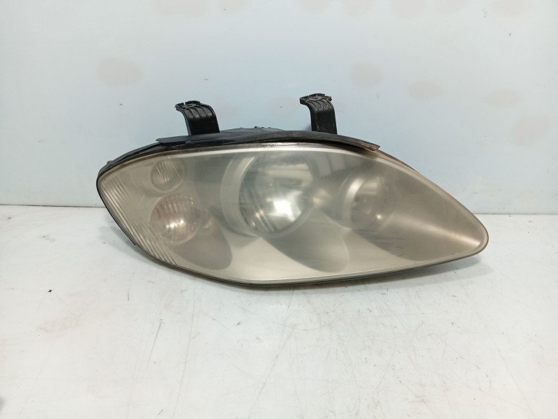 Recambio de faro derecho para ssangyong rodius i 2.7 xdi referencia OEM IAM 8310221205  