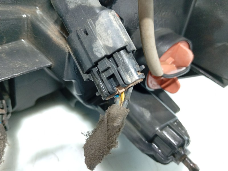 Recambio de faro derecho para ssangyong rodius i 2.7 xdi referencia OEM IAM 8310221205  
