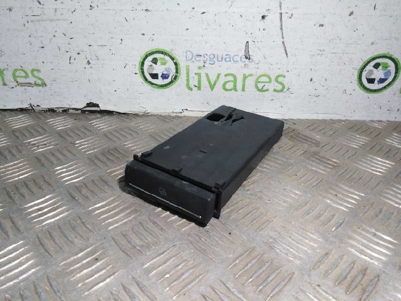 Recambio de no identificado para  referencia OEM IAM 8P0941561 COMPARTIMIENTO ALMACENAJE COMPROBADO 