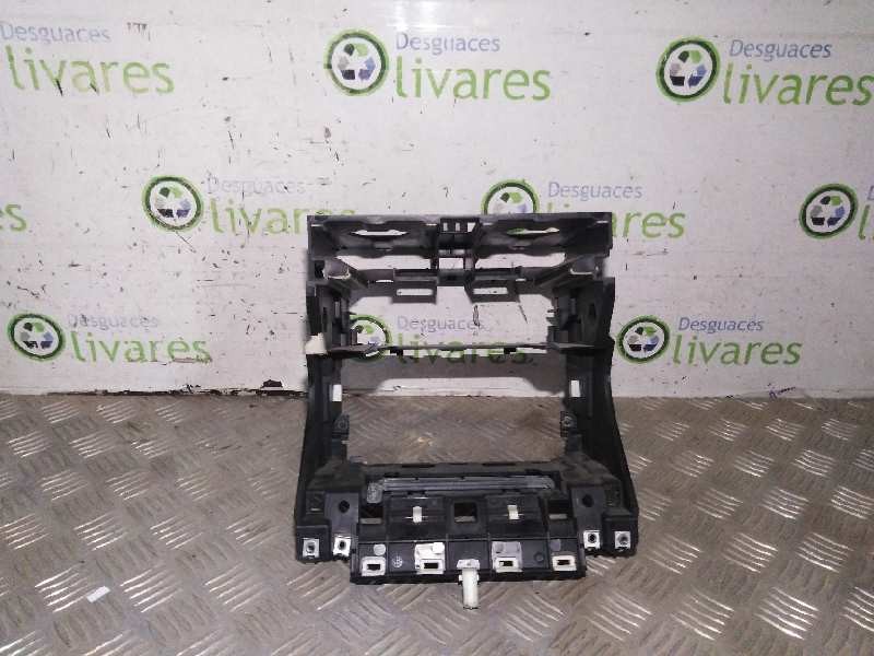 Recambio de no identificado para  referencia OEM IAM 8P0858005B CONSOLA CENTRL RADIO 