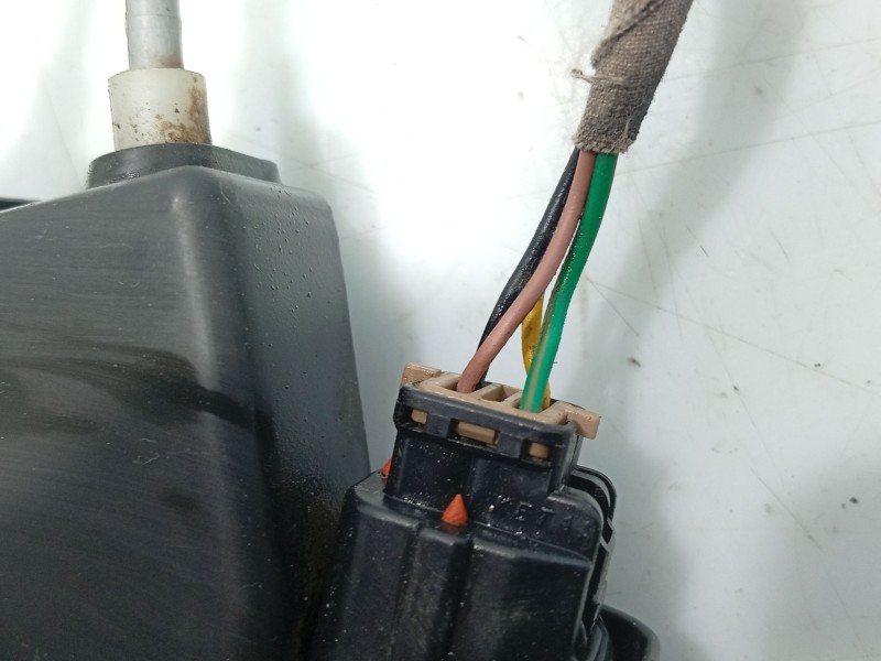 Recambio de cerradura puerta delantera izquierda para ssangyong rodius i 2.7 xdi referencia OEM IAM 7121021024  