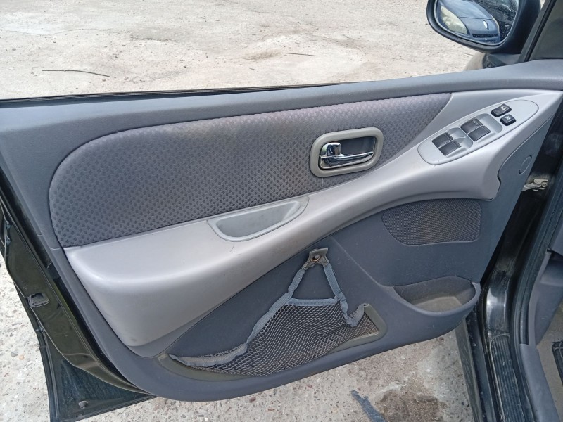 nissan almera tino (v10) del año 2004