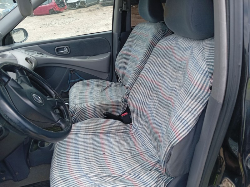 nissan almera tino (v10) del año 2004