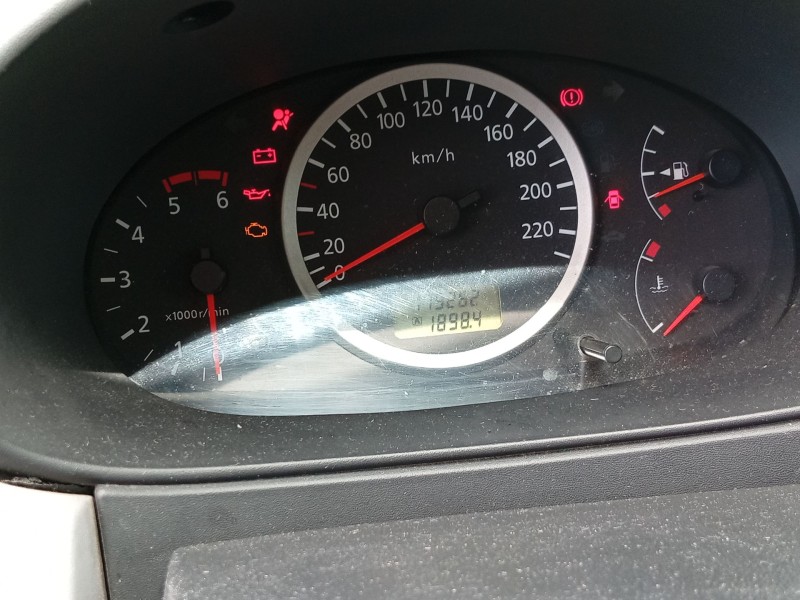 nissan almera tino (v10) del año 2004