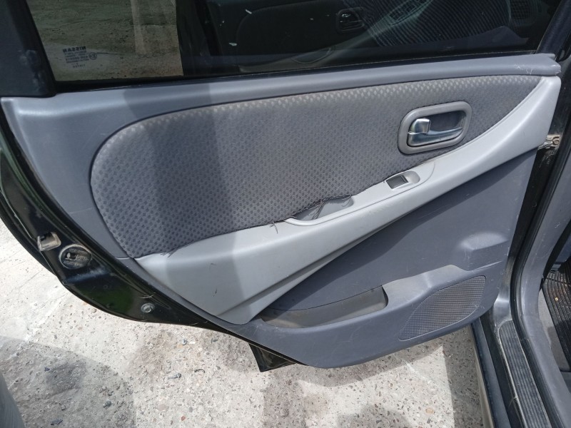 nissan almera tino (v10) del año 2004