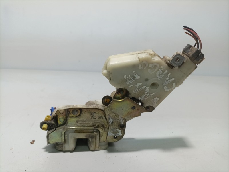 Recambio de cerradura puerta delantera izquierda para nissan vanette cargo 2.3 diesel referencia OEM IAM 8055361u06  