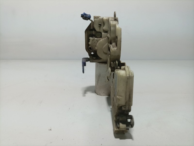 Recambio de cerradura puerta delantera derecha para nissan vanette cargo 2.3 diesel referencia OEM IAM 8055261u01  