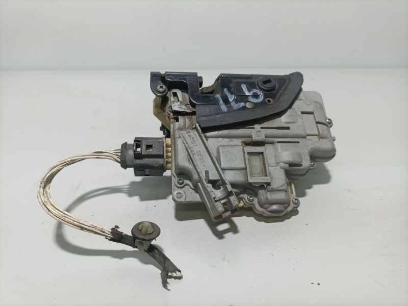 Recambio de cerradura puerta trasera izquierda para volkswagen passat berlina (3c2) referencia OEM IAM 3C4839015A  