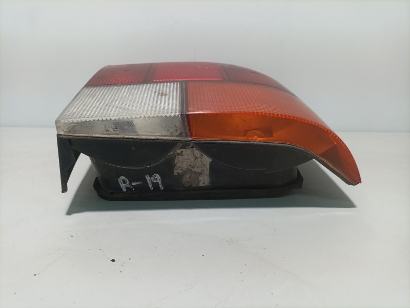 Recambio de piloto trasero derecho para renault 19 hatchback (b/c53) referencia OEM IAM ptdr19  