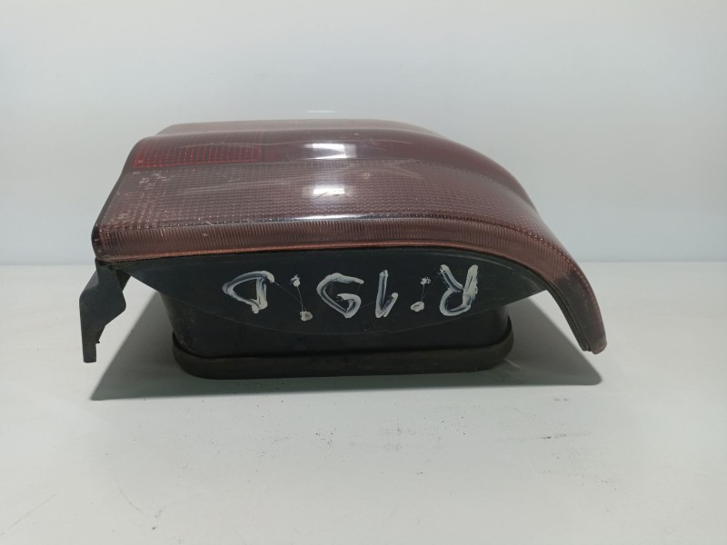 Recambio de piloto trasero derecho para renault 19 hatchback (b/c53) referencia OEM IAM ptdr19  